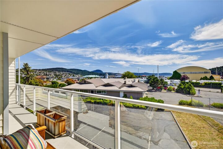 Property Photo:  1800  Skyline Way 206  WA 98221 