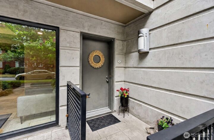 Property Photo: 200 W Comstock Street 102 WA 98119