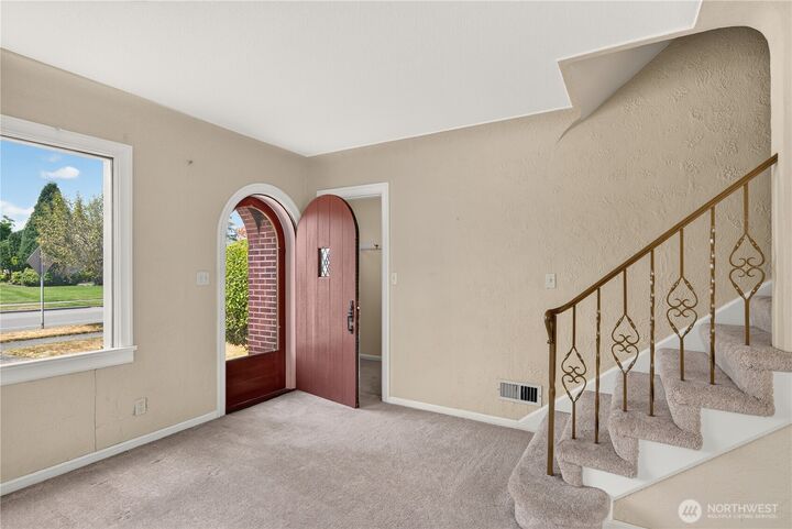 Property Photo: 1831 Rucker Ave WA 98201