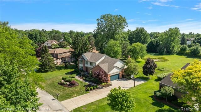 Property Photo:  37125 Fox Glen  MI 48331 