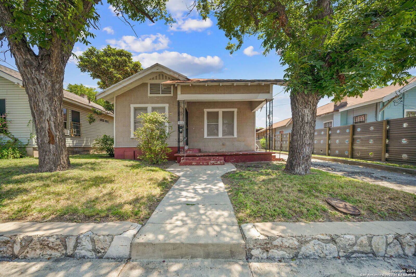 Property Photo: 906 S Gevers St TX 78210