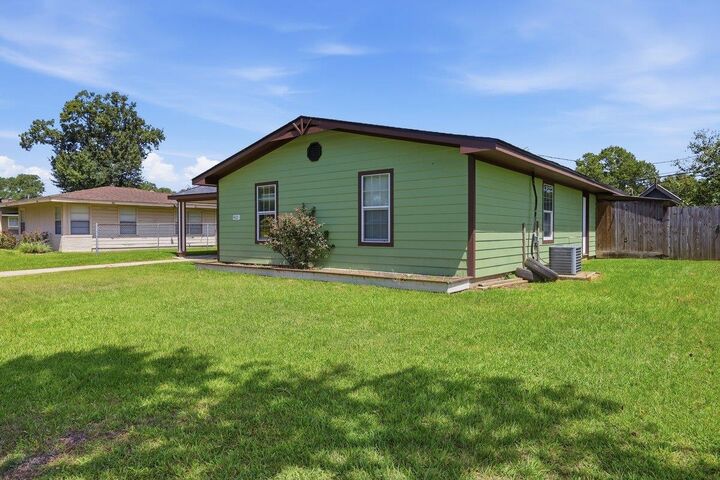 Property Photo:  410 Crepe Myrtle Ave.  TX 77630 