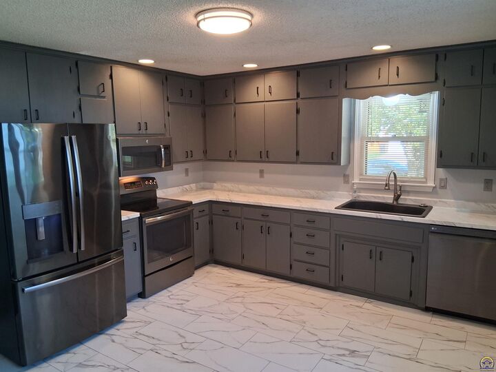 Property Photo:  3713 SE Long St  KS 66609 