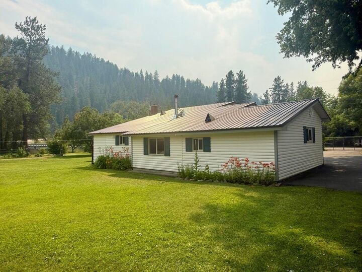Property Photo:  11 Wall St  WA 99121 