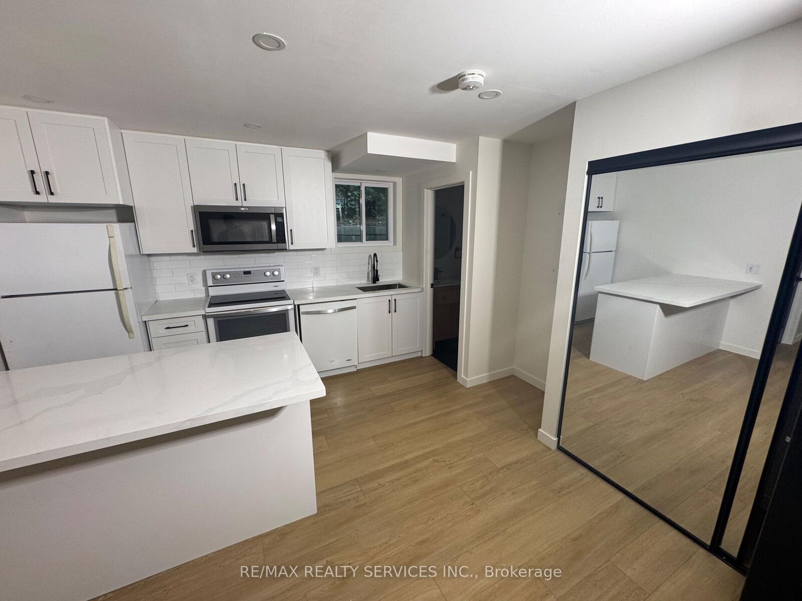 Property Photo:  16 East Avenue 8  ON N3S 3L1 
