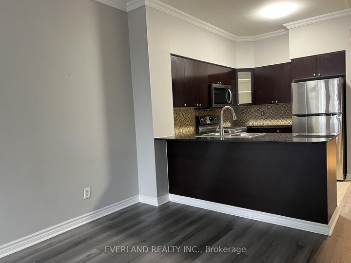 Property Photo: 388 Prince Of Wales Drive 901 ON L5B 0A1