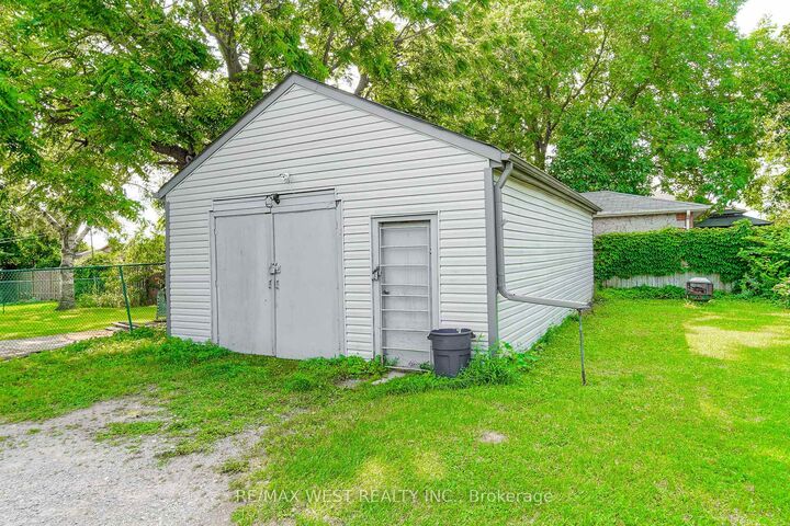 Property Photo: 489 Dean Avenue ON L1H 3E6