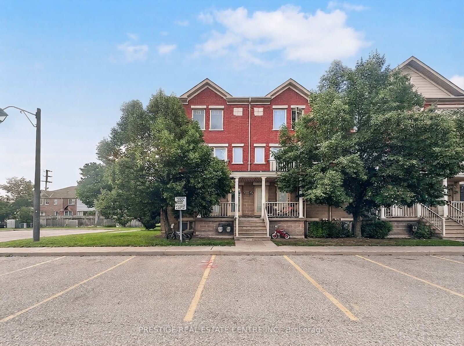 Property Photo:  5050 Intrepid Drive 31  ON L5M 0E5 