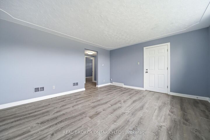 Property Photo:  293 Highland Road E C  ON N2M 3W6 