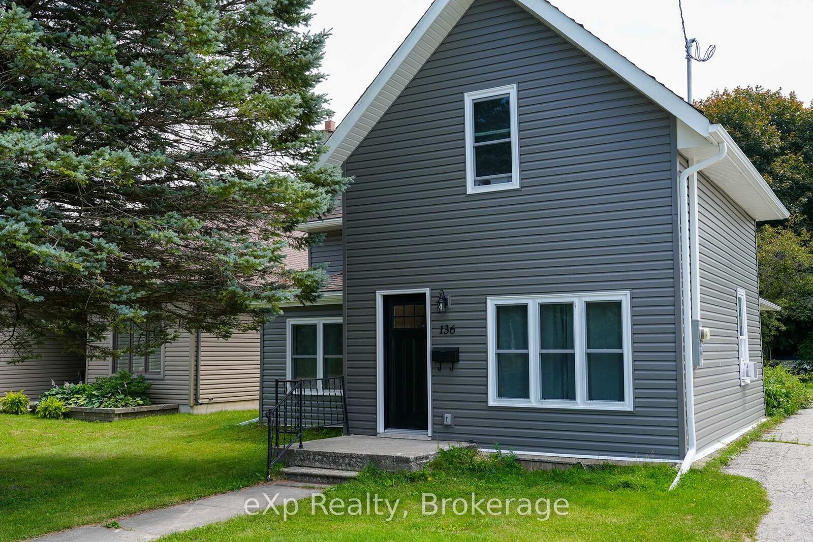 Property Photo: 136 Breadalbane Street S ON N0H 2L0