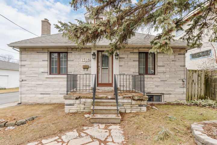 Property Photo: 1518 Cawthra Road ON L5G 4L2