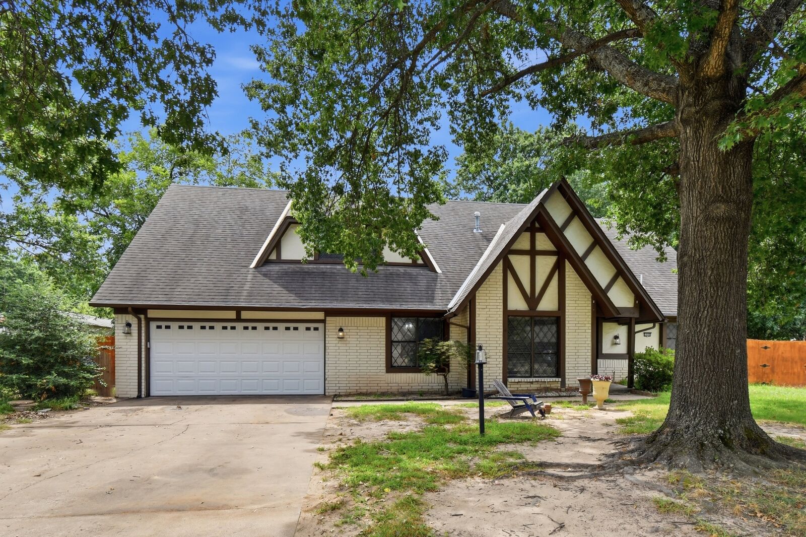 Property Photo: 5008 E 97th Place OK 74137