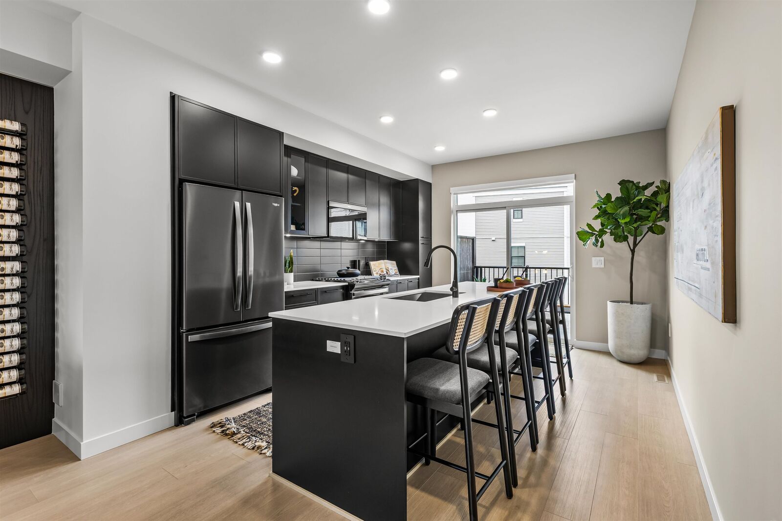 Property Photo:  2886 Montrose Avenue 3  BC V2S 0N7 