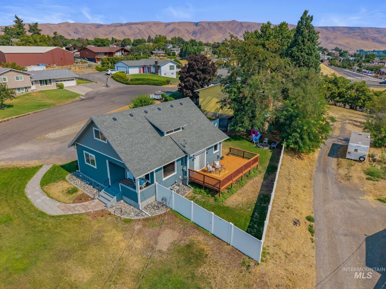 Property Photo:  610 18th Ave  WA 99403 