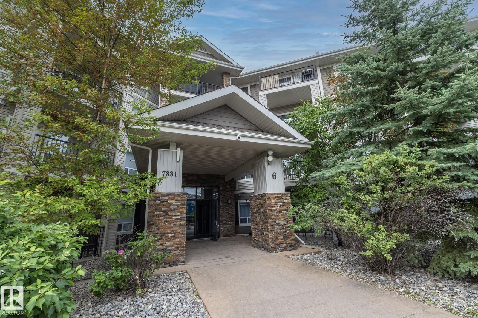 Property Photo: 7331 South Terwillegar Drive NW 6201 AB T6R 0L9
