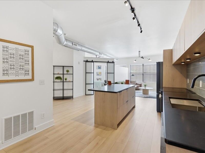 Property Photo:  400 E Locust Street  IA 50309 