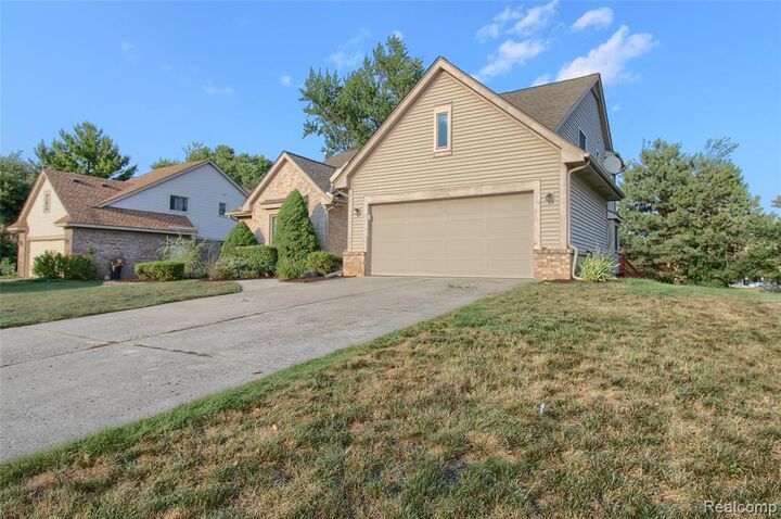 Property Photo:  18978 Glengarry Drive  MI 48152 4064 