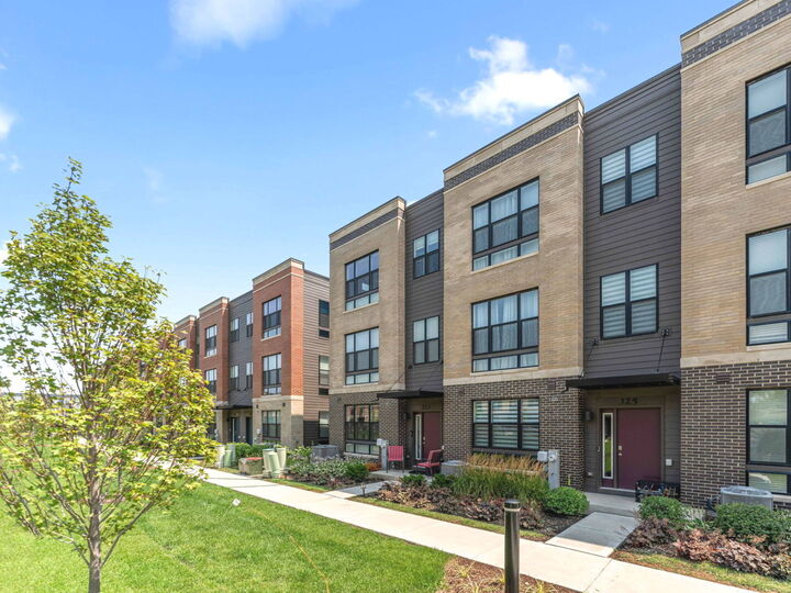 Property Photo:  323 Summit Circle  IL 60148 