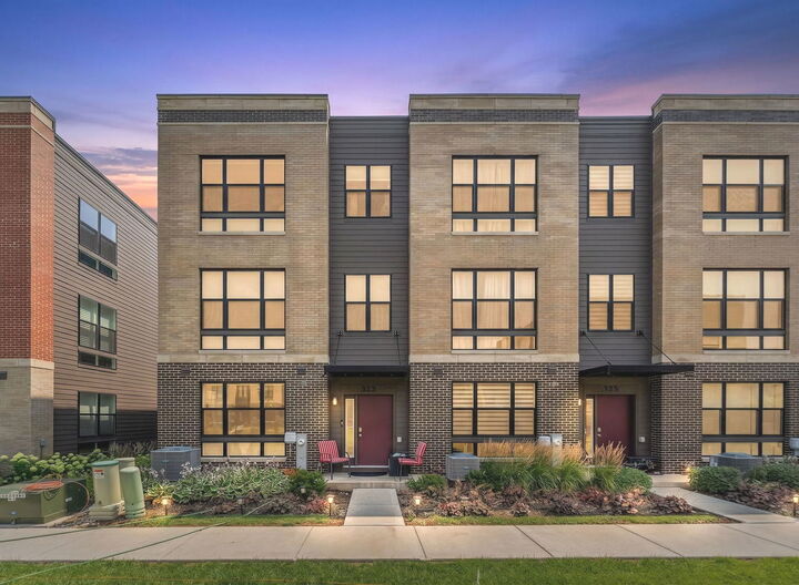Property Photo:  323 Summit Circle  IL 60148 