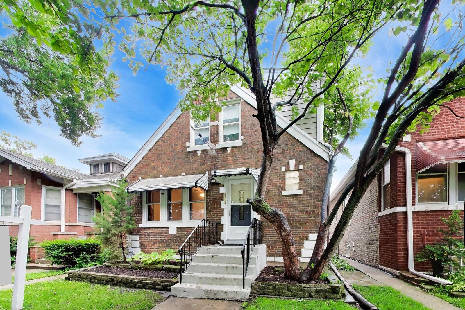 Property Photo: 5012 N Tripp Avenue IL 60630