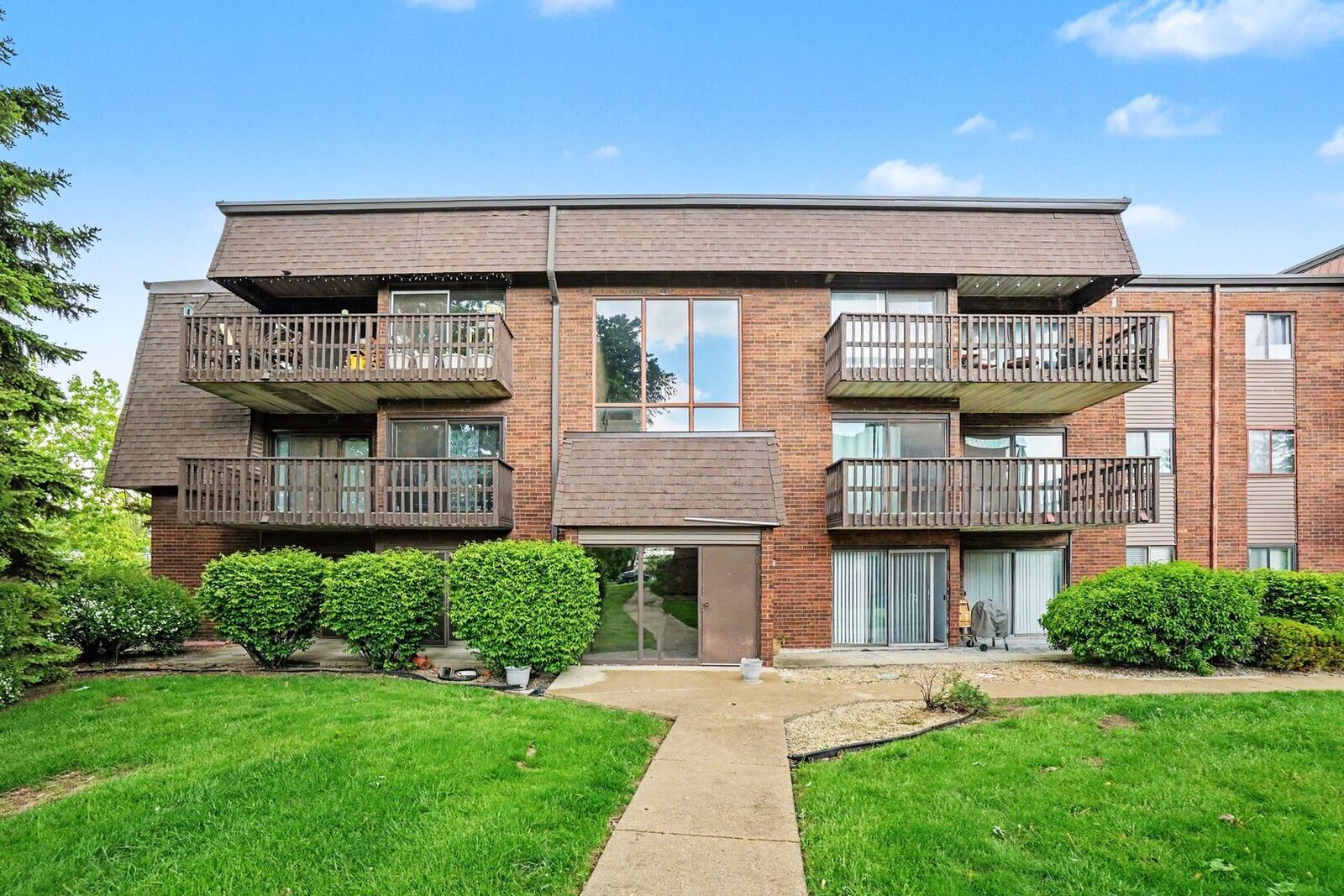 Property Photo: 1619 Richmond Circle 205 IL 60435