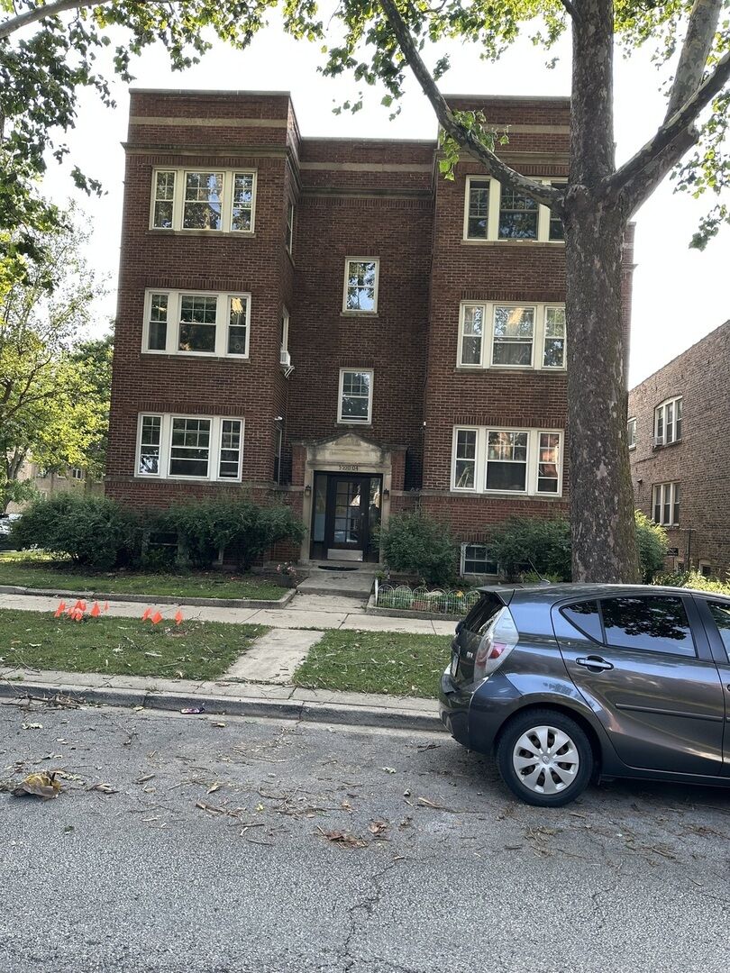 Property Photo: 5700 N Artesian Avenue 1S IL 60659