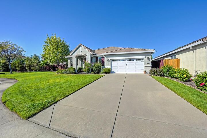 Property Photo: 106 Rossmere Court CA 95648