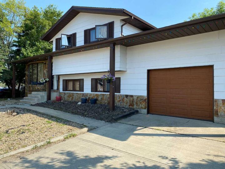 Property Photo:  5138 48 Street  AB T4L 1J3 