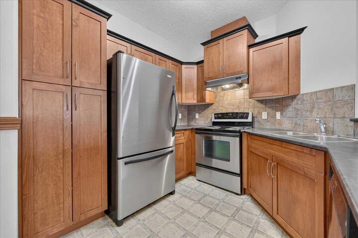 Property Photo: 10 Discovery Ridge Close SW 537 AB T3H 5X3