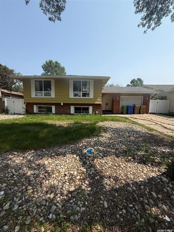 Property Photo: 90 Marquis Crescent SK S4S 6J9