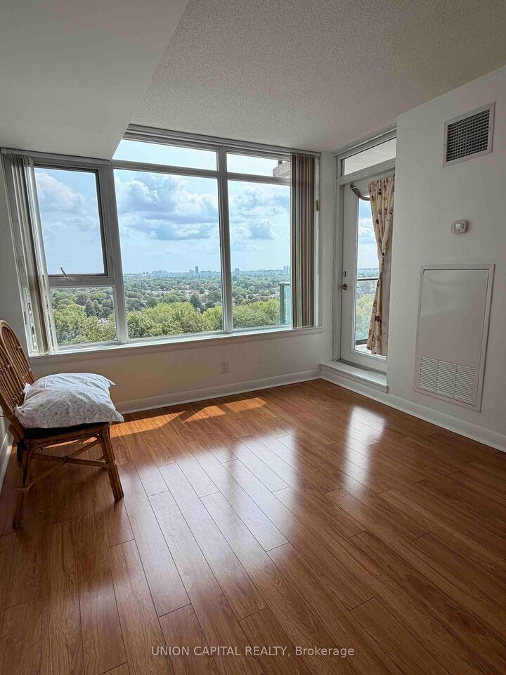 Property Photo:  25 Town Centre Court 1807  ON M1P 0B4 