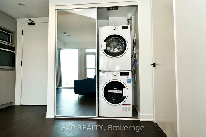 Property Photo:  319 Jarvis Street 4711  ON M5B 0C8 