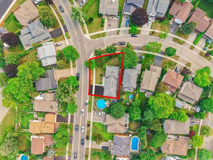 Property Photo: 2673 Thorn Lodge Drive ON L5K 1L1