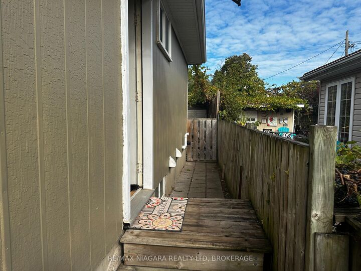Property Photo:  43A Beachaven Drive Lower  ON L2M 1A6 