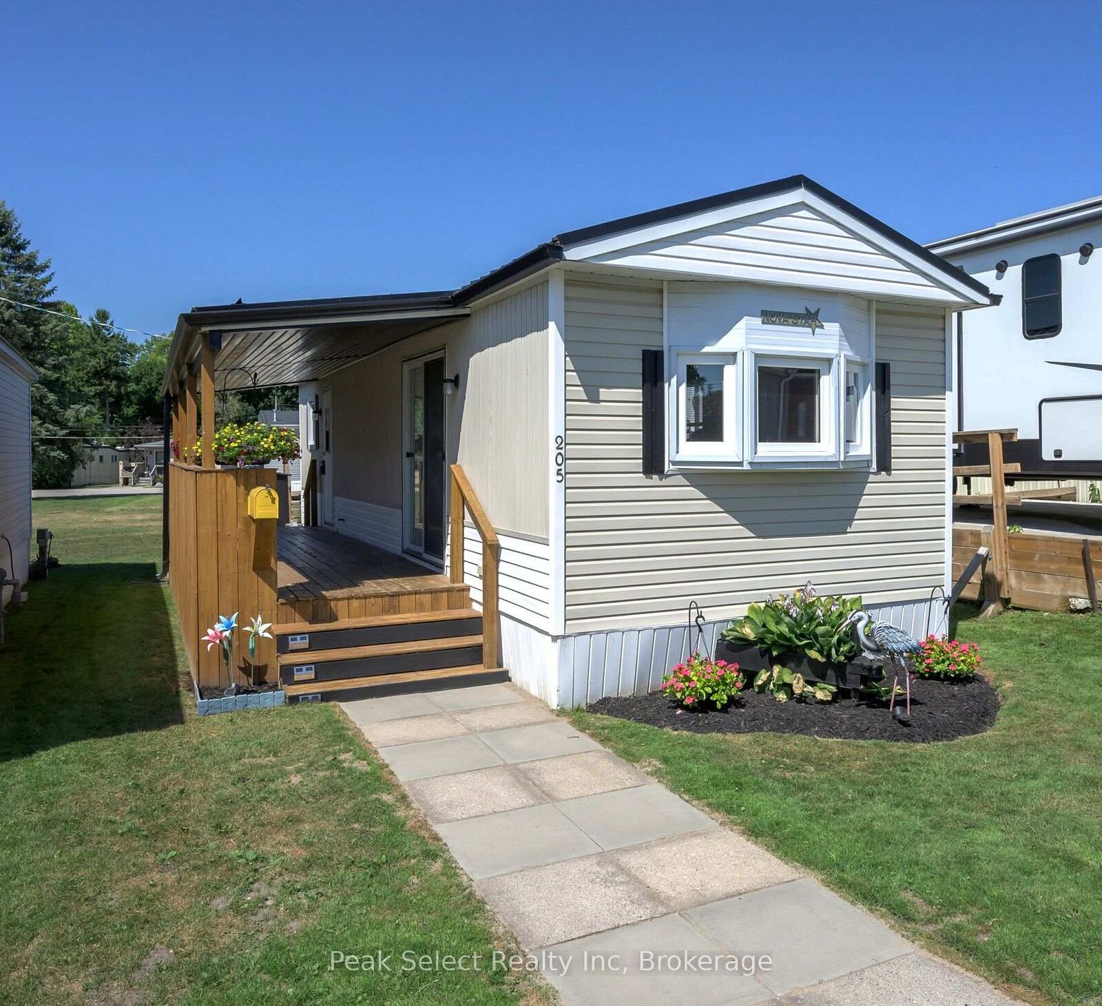 Property Photo: 198 Springbank Drive 205 ON N6J 1G1