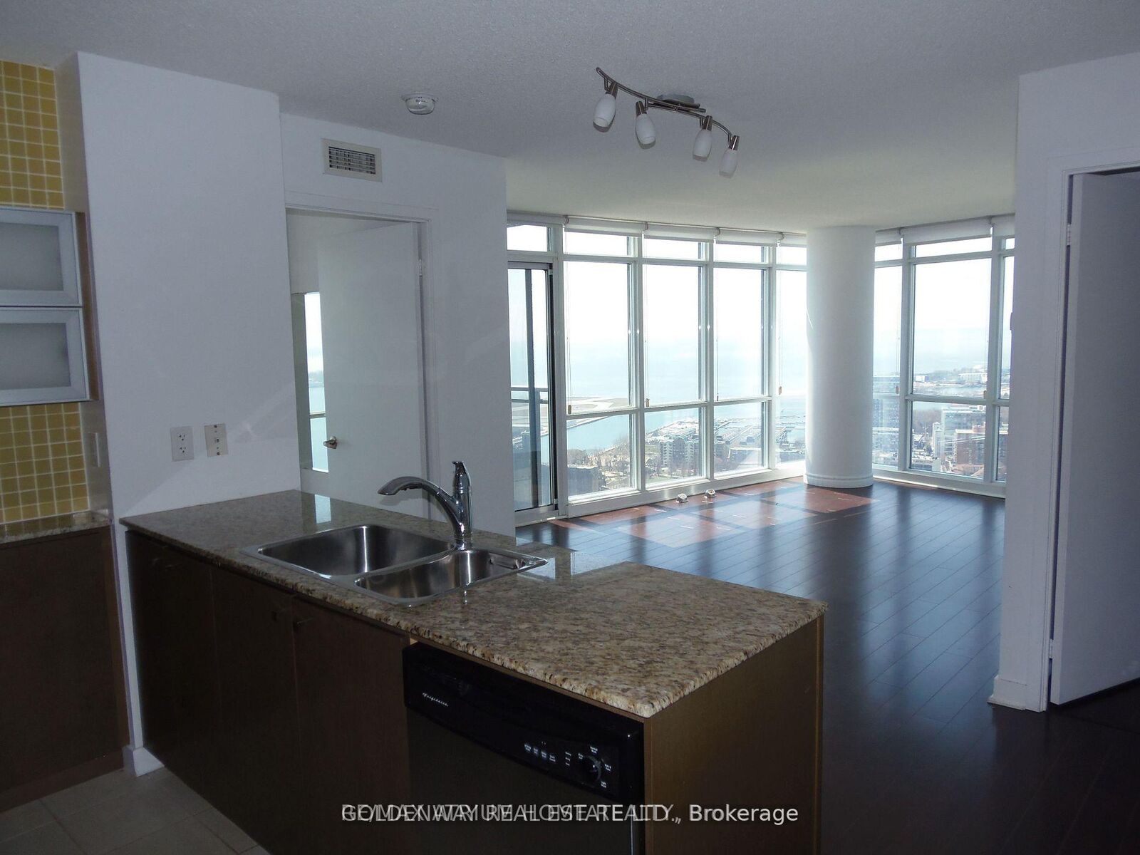 Property Photo: 11 Brunel Court 5015 ON M5V 3Y3