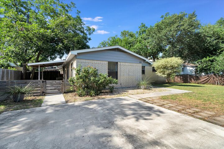 Property Photo: 1130 Bois D'Arc St TX 78644