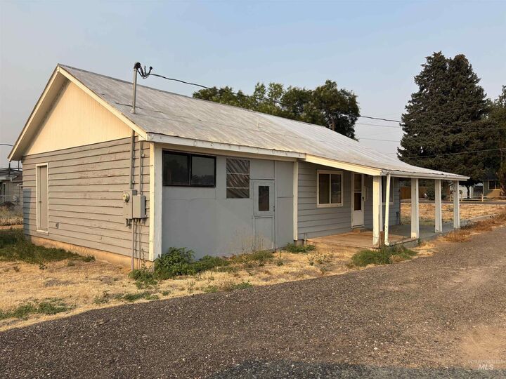 Property Photo: 733 Sunset Dr OR 97914