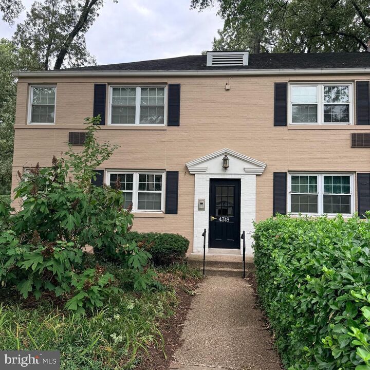 Property Photo: 4318 N Pershing Drive 43181 VA 22203