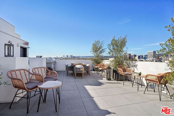 Property Photo:  1110 S Spaulding Ave, Unit 303  CA 90019 