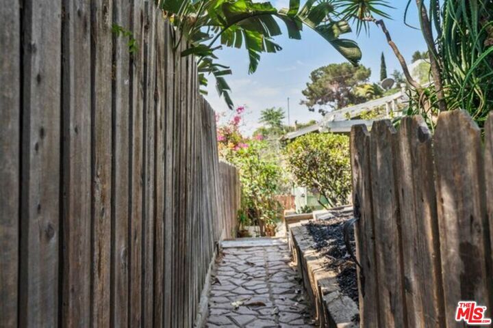 Property Photo:  2306 Loma Vista Pl  CA 90039 