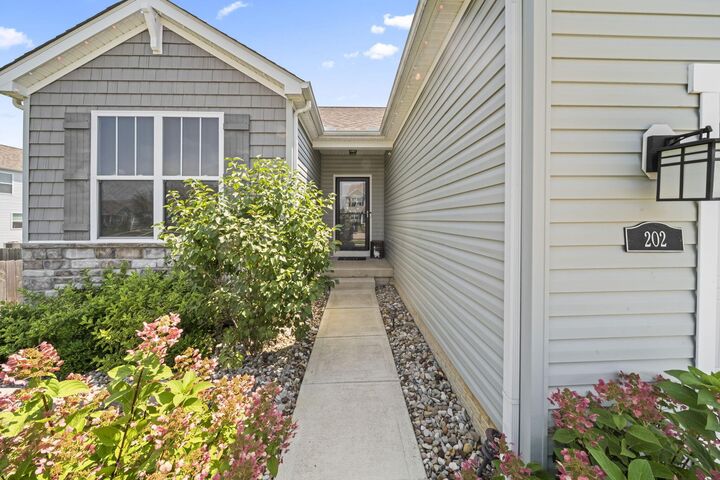 Property Photo:  202 Red Oak Pass  OH 43116 