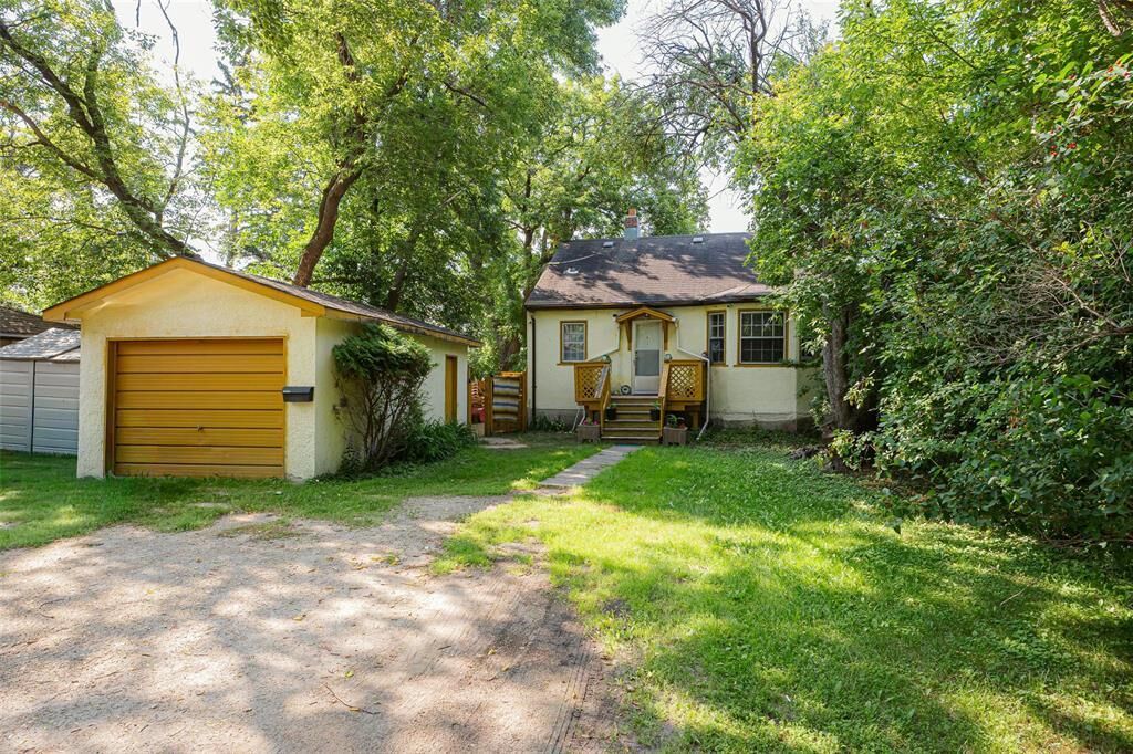 Property Photo: 862 Crescent Drive MB R3T 1X2