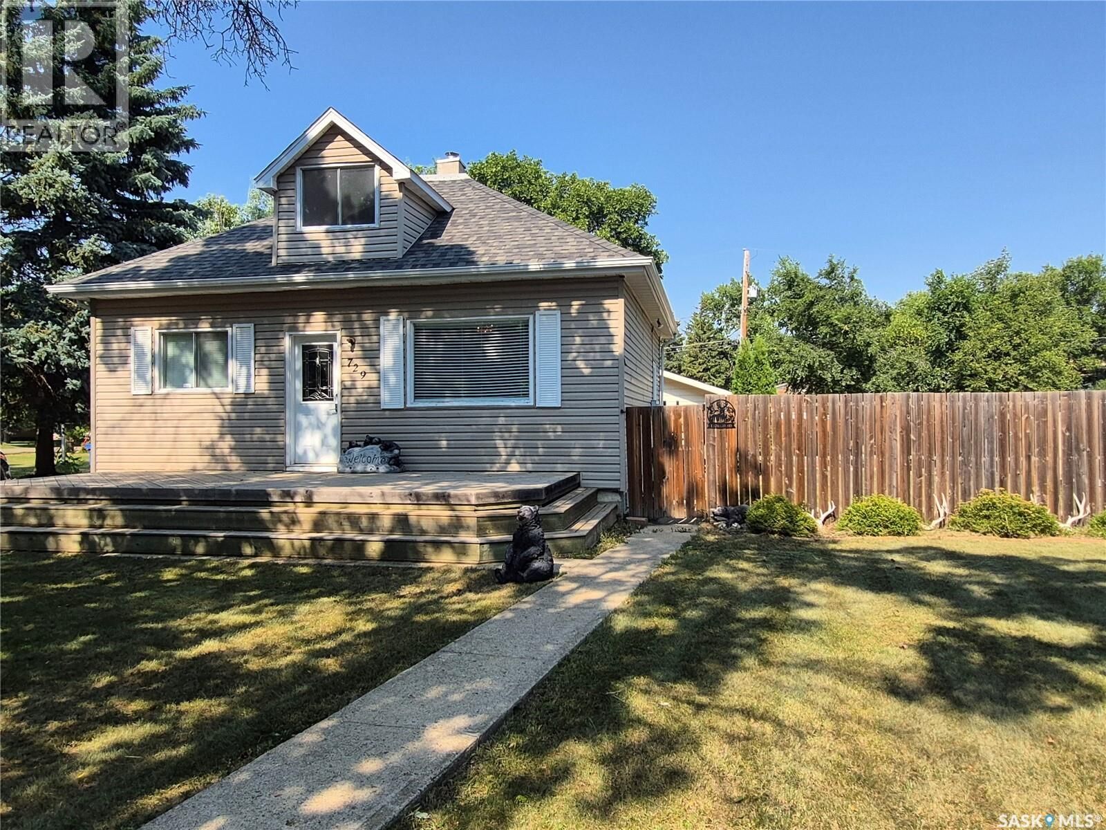 Property Photo:  729 Bertrand Avenue  SK S0C 2G0 