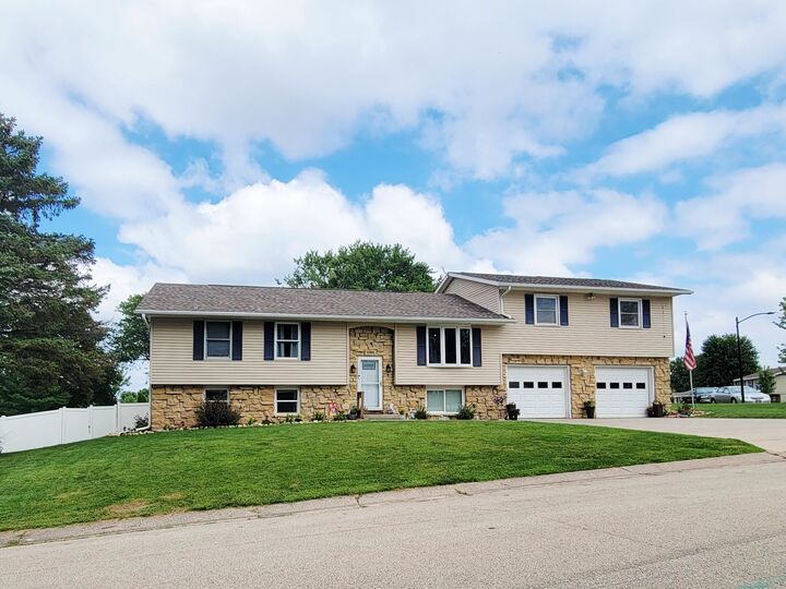 Property Photo: 5503 Northwood Court IA 52002