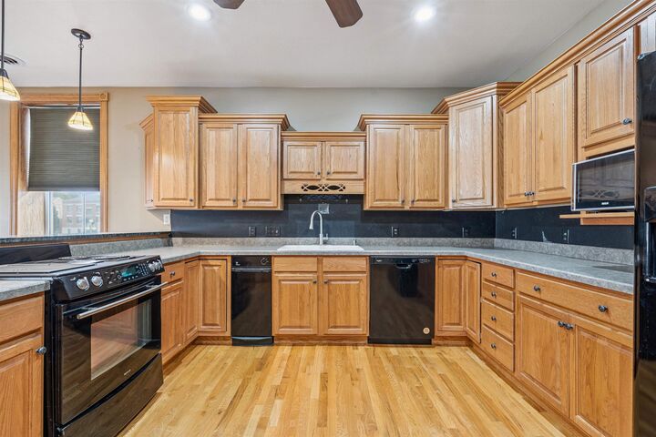 Property Photo:  511 1st Avenue  IA 52349 