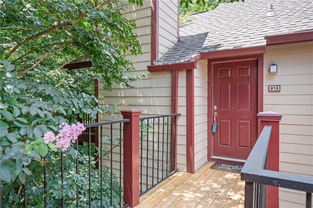 Property Photo: 915 Wentworth Court GA 30022