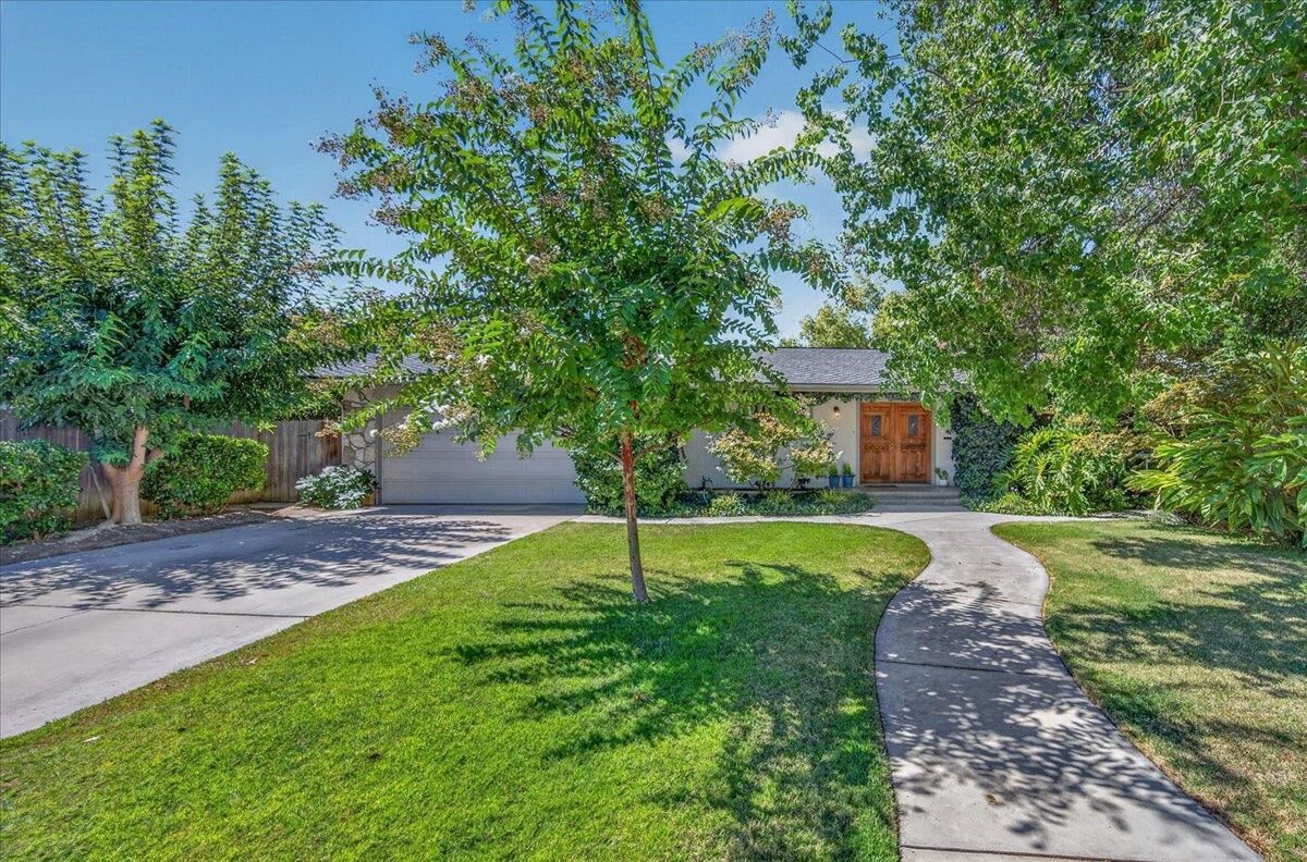 Property Photo:  749 W Escalon Avenue  CA 93704 