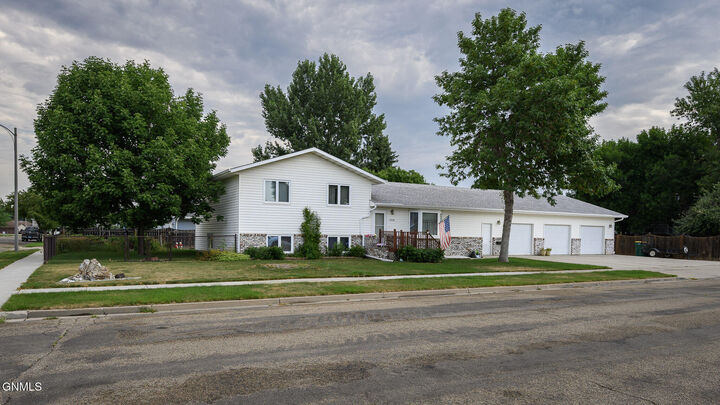 Property Photo:  3226 Devon Drive  ND 58504 