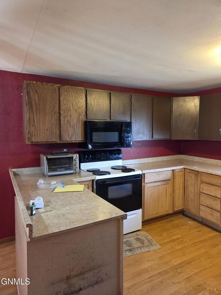 Property Photo: 408 South Avenue E ND 58631